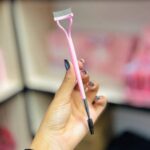 شانه مژه فلزی و فرچه ابرو دو طرفه صورتی