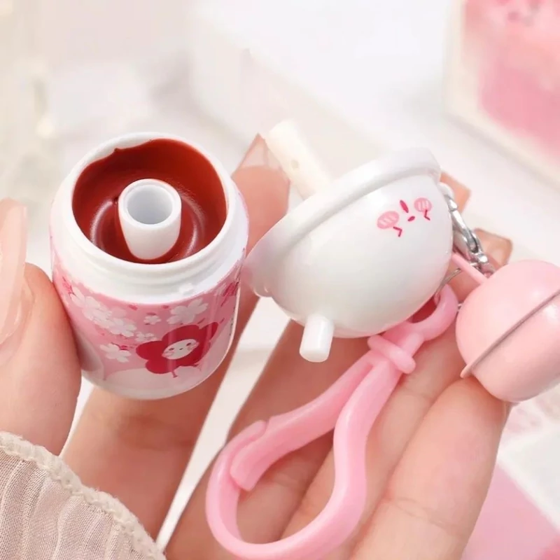 رژلب خامه ای تراول ماگ مدل زنگوله دار جا سوئیچی وارداتی